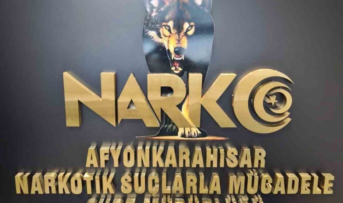 Afyonkarahisar’da polis ekipleri, bir yolcu otobüsünü durdurarak 2 kişinin üzerinde