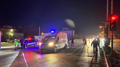 Kula ilçesinde, D300 Karayolu üzerinde yaşlı bir kadına otomobil çarptı.