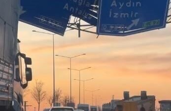 Denizli’de, seyir halindeki bir tırın damperi açık kalarak yol üzerindeki