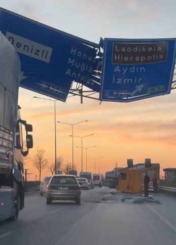 Denizli’de, seyir halindeki bir tırın damperi açık kalarak yol üzerindeki