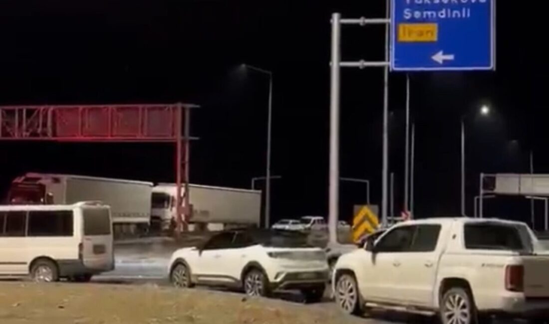 Yüksekova ilçesinde akşam saatlerinde yağışın şiddetlenmesi sonucu meydana gelen toprak