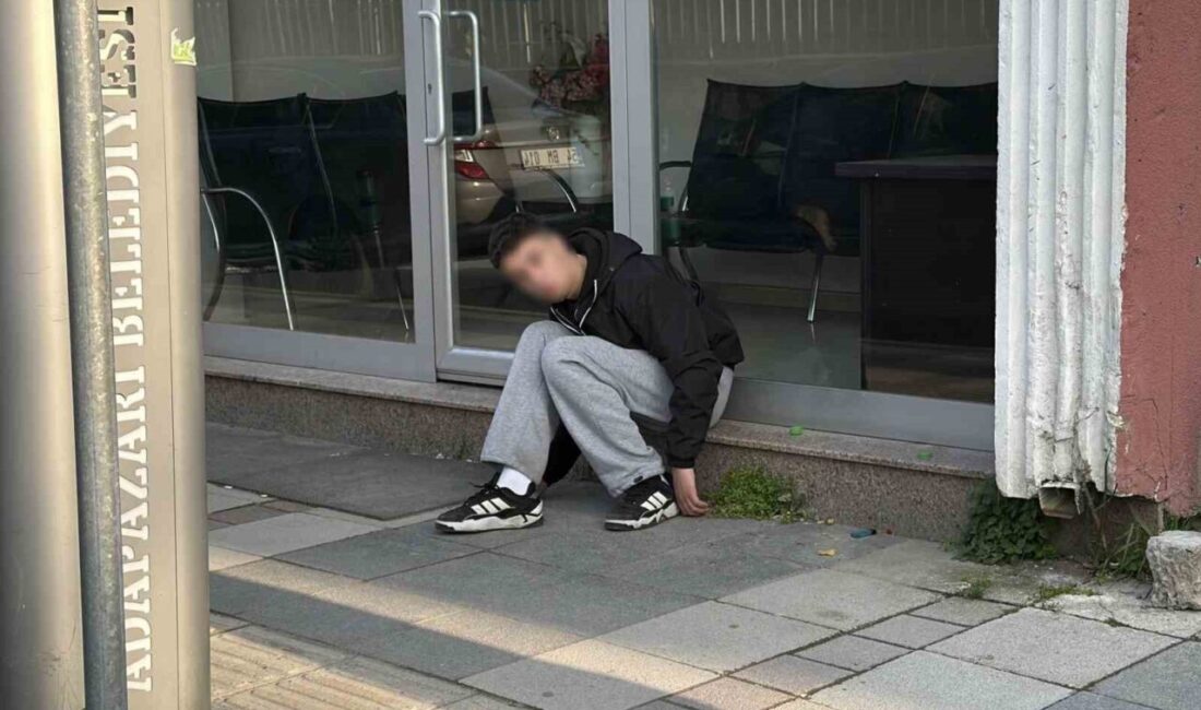 Adapazarı ilçesinde, sokakta kendinden geçmiş halde anormal hareketler sergileyen bir