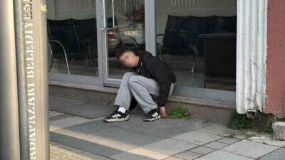 Adapazarı ilçesinde, sokakta kendinden geçmiş halde anormal hareketler sergileyen bir