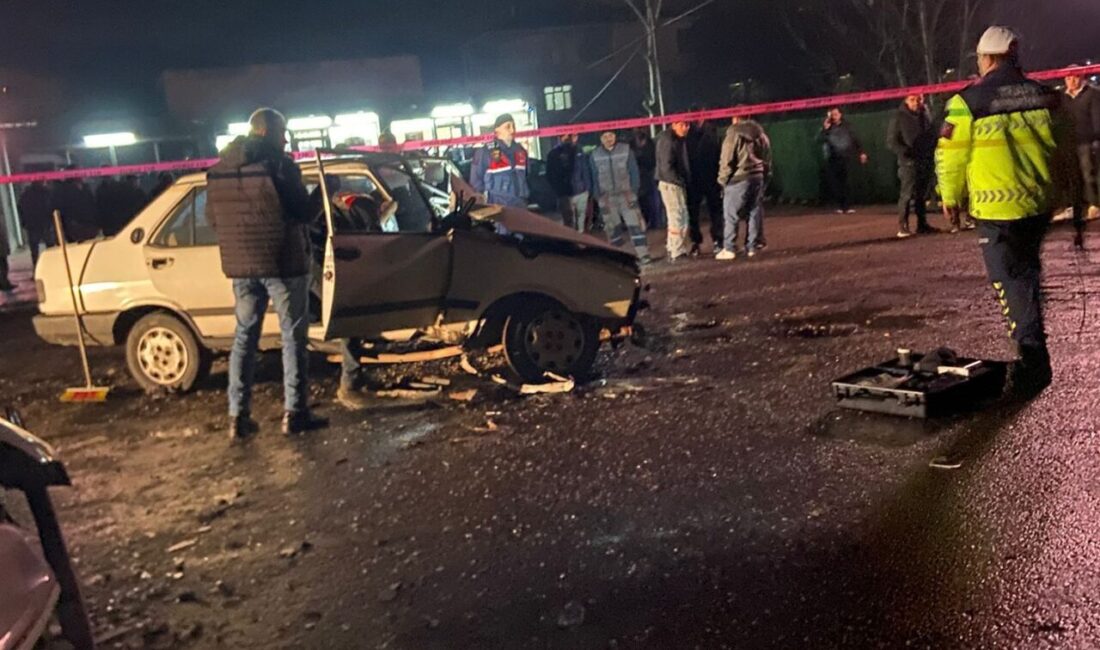 Ereğli ilçesinde meydana gelen trafik kazasında işçi servisi ile otomobil