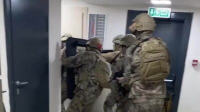 Kocaeli İzmit ilçesinde gerçekleştirilen operasyonda, 8 ayrı suçtan aranan ve