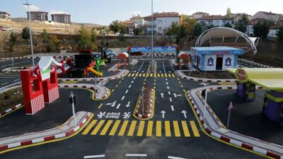 Yozgat’ta hayata geçirilen Çocuk Trafik Eğitim Parkı’nda, çocuklara yönelik uygulamalı