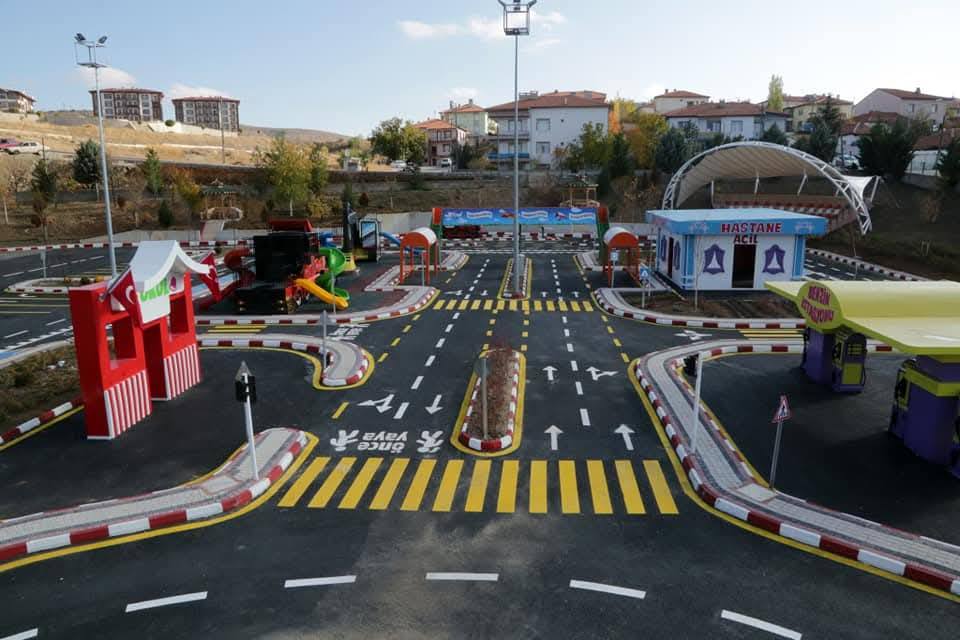 Yozgat’ta hayata geçirilen Çocuk Trafik Eğitim Parkı’nda, çocuklara yönelik uygulamalı