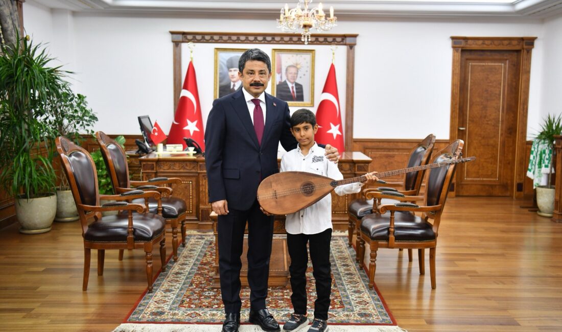 Kırşehir Valisi Murat Sefa Demiryürek, küçük yaşta müzik yeteneğiyle dikkat