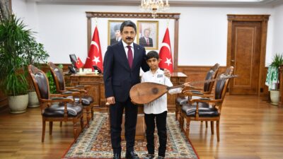 Kırşehir Valisi Murat Sefa Demiryürek, küçük yaşta müzik yeteneğiyle dikkat