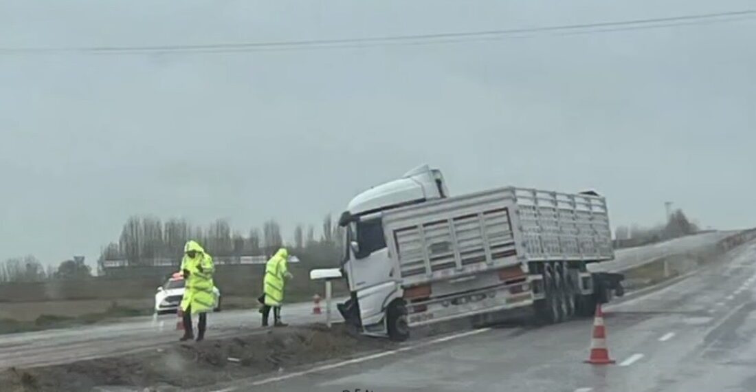 Sarıkaya’dan çıktıktan yaklaşık 12 kilometre sonra meydana gelen tır kazasında