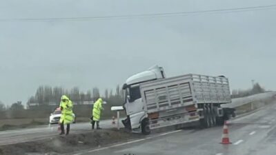 Sarıkaya’dan çıktıktan yaklaşık 12 kilometre sonra meydana gelen tır kazasında