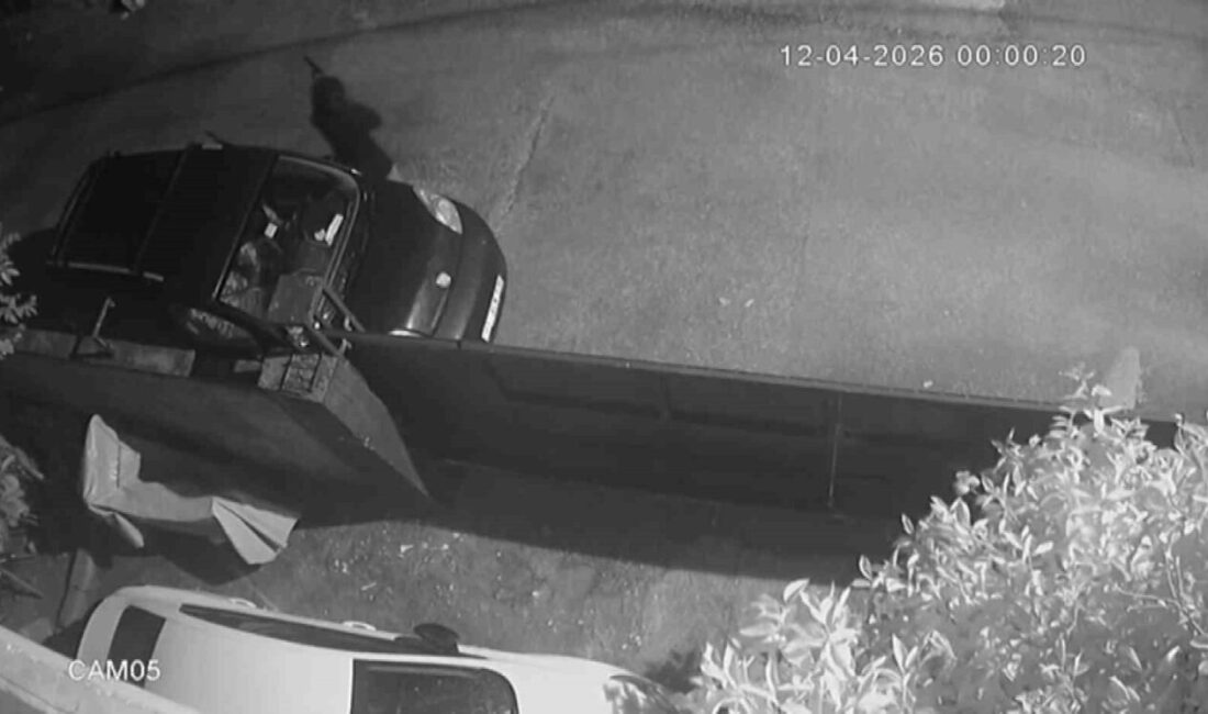 Adana’da, motosiklet kaskıyla yüzü gizlenmiş bir şüpheli, belirli bir evin