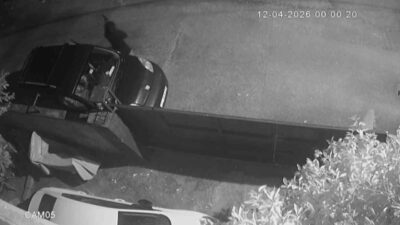 Adana’da, motosiklet kaskıyla yüzü gizlenmiş bir şüpheli, belirli bir evin