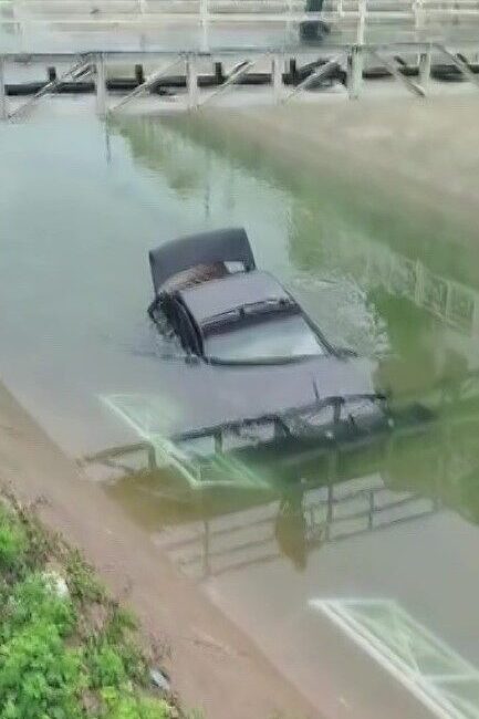 Adana’da bir otomobilin kontrolünden çıkarak sulama kanalına düştü. Sürücü, kaza