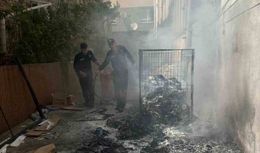Feke ilçesinde meydana gelen bir yangın, atık kağıtların alev alması