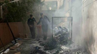 Feke ilçesinde meydana gelen bir yangın, atık kağıtların alev alması