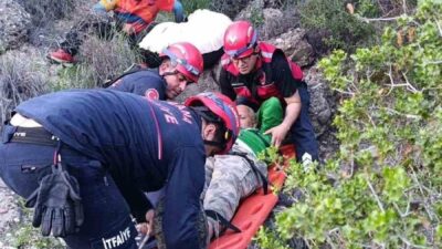 Adana’da bir yamaç paraşütçüsü, uçuş sırasında kontrolü kaybederek ağaçlık bir