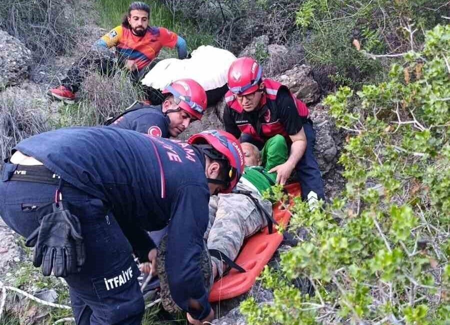 Adana’da bir yamaç paraşütçüsü, uçuş sırasında kontrolü kaybederek ağaçlık bir