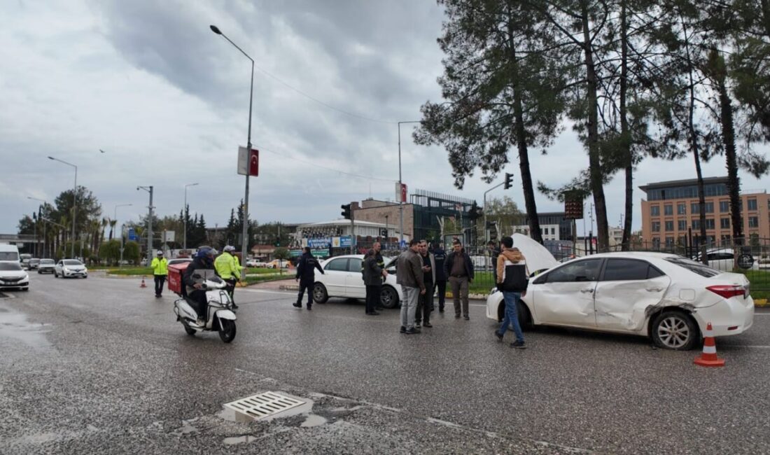 Adıyaman’da, Valilik Kavşağı’nda 4 aracın karıştığı zincirleme trafik kazası meydana