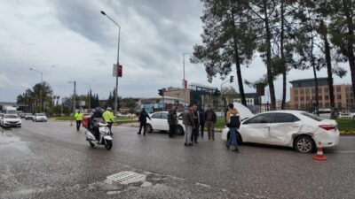 Adıyaman’da, Valilik Kavşağı’nda 4 aracın karıştığı zincirleme trafik kazası meydana