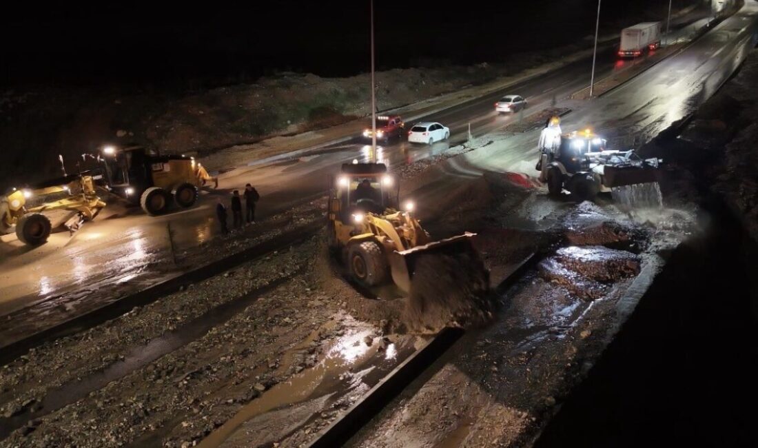 Adıyaman ilinde meydana gelen şiddetli yağışlar sonucu Mersin Caddesi’nde heyelan