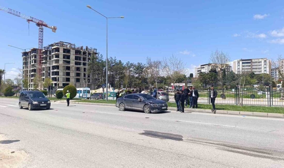 Adıyaman ilinde bir yaya geçidinden karşıya geçmeye çalışırken bir otomobilin