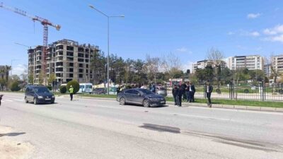 Adıyaman ilinde bir yaya geçidinden karşıya geçmeye çalışırken bir otomobilin