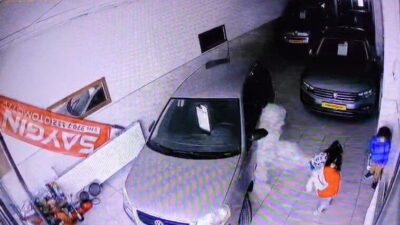 Tavas ilçesinde bulunan bir oto galeride meydana gelen olayda, üç