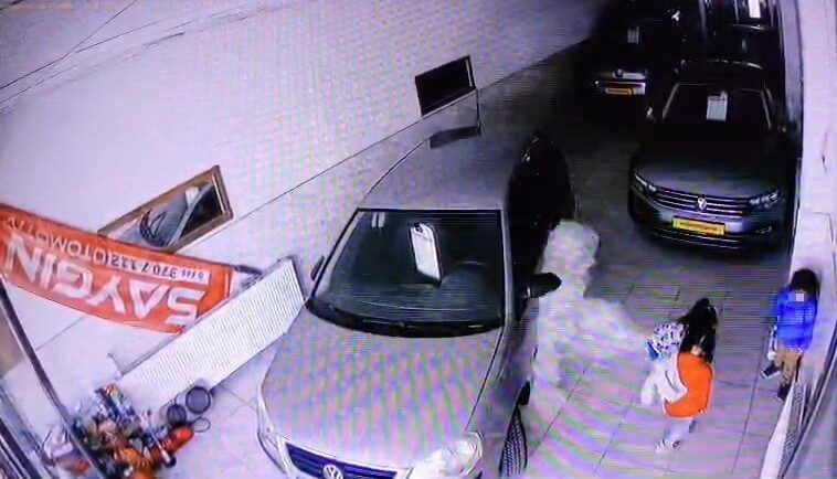 Tavas ilçesinde bulunan bir oto galeride meydana gelen olayda, üç