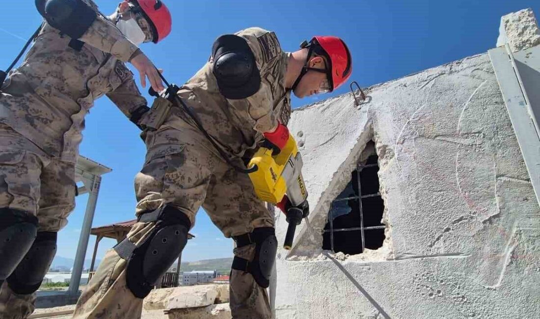 Çorum’da AFAD ekipleri, jandarma komando birliklerine arama ve kurtarma eğitimi