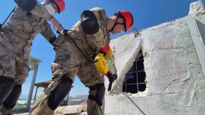 Çorum’da AFAD ekipleri, jandarma komando birliklerine arama ve kurtarma eğitimi