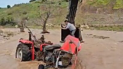 Kilis’in Musabeyli ilçesinde, Afrin Çayı’nda traktörüyle mahsur kalan bir kişi,