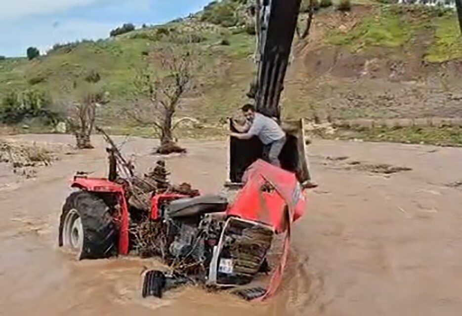 Kilis’in Musabeyli ilçesinde, Afrin Çayı’nda traktörüyle mahsur kalan bir kişi,