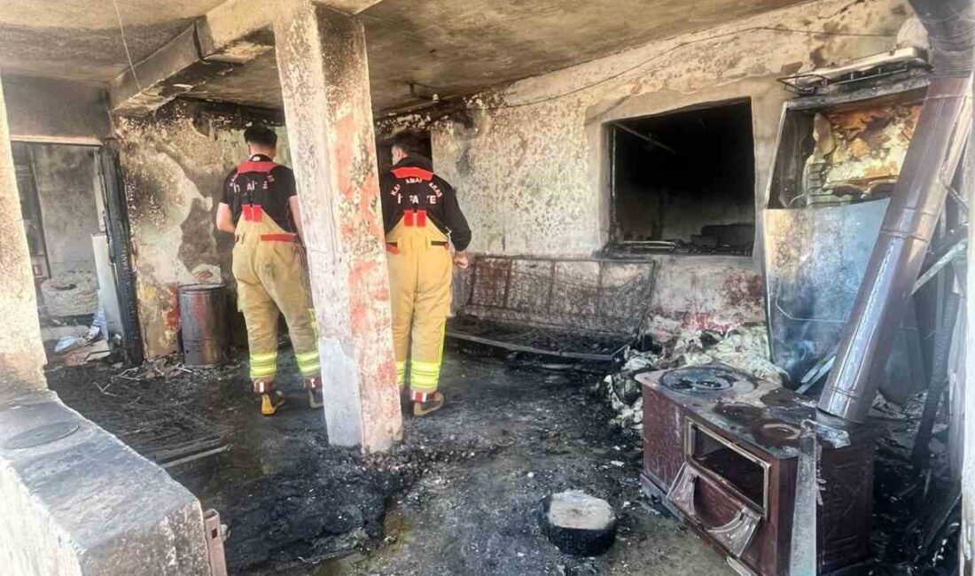 Kahramanmaraş’ın Afşin ilçesinde tek katlı bir evde meydana gelen yangında