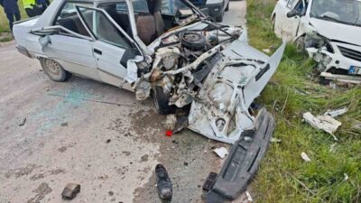 Aksaray’ın Sultanhanı ilçesinde meydana gelen trafik kazasında 2 otomobil çarpıştı