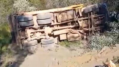 Alanya ilçesinde bir kamyon sürücüsü, direksiyon kontrolünü yitirerek şarampole devrildi