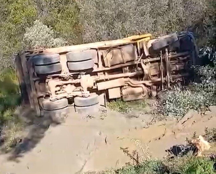 Alanya ilçesinde bir kamyon sürücüsü, direksiyon kontrolünü yitirerek şarampole devrildi