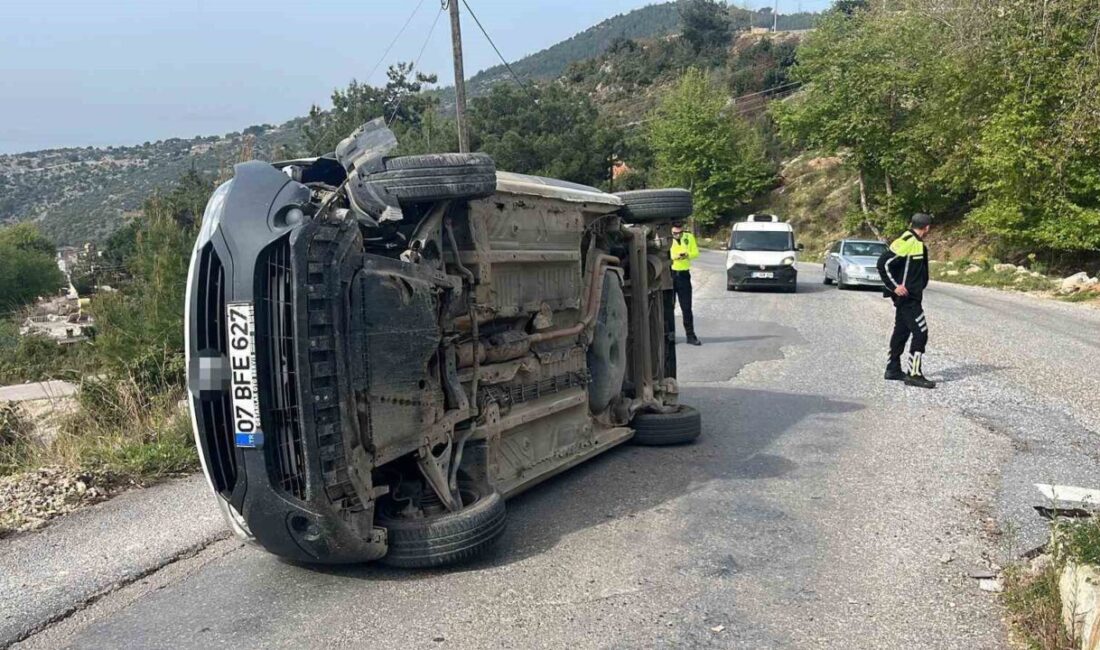 Alanya ilçesinde meydana gelen trafik kazasında, bir hafif ticari aracın