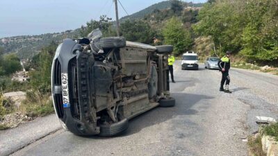 Alanya ilçesinde meydana gelen trafik kazasında, bir hafif ticari aracın
