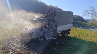 Zonguldak’ın Alaplı ilçesinde seyir halindeki bir kamyonetin motor bölümünde çıkan