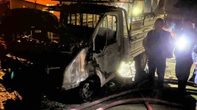 Çorum’un Alaca ilçesinde, bir kamyonette çıkan yangın, park halindeki aracın