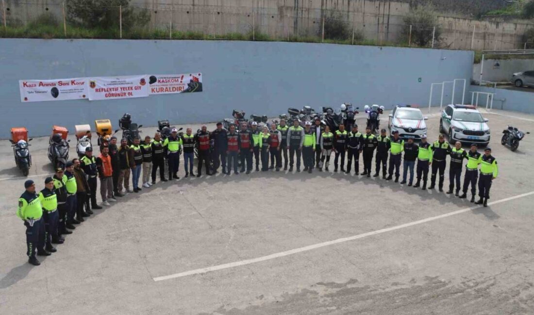 Jandarma ekipleri, İzmir’in Aliağa ilçesinde motosiklet kazalarını azaltmak ve sürücülerin