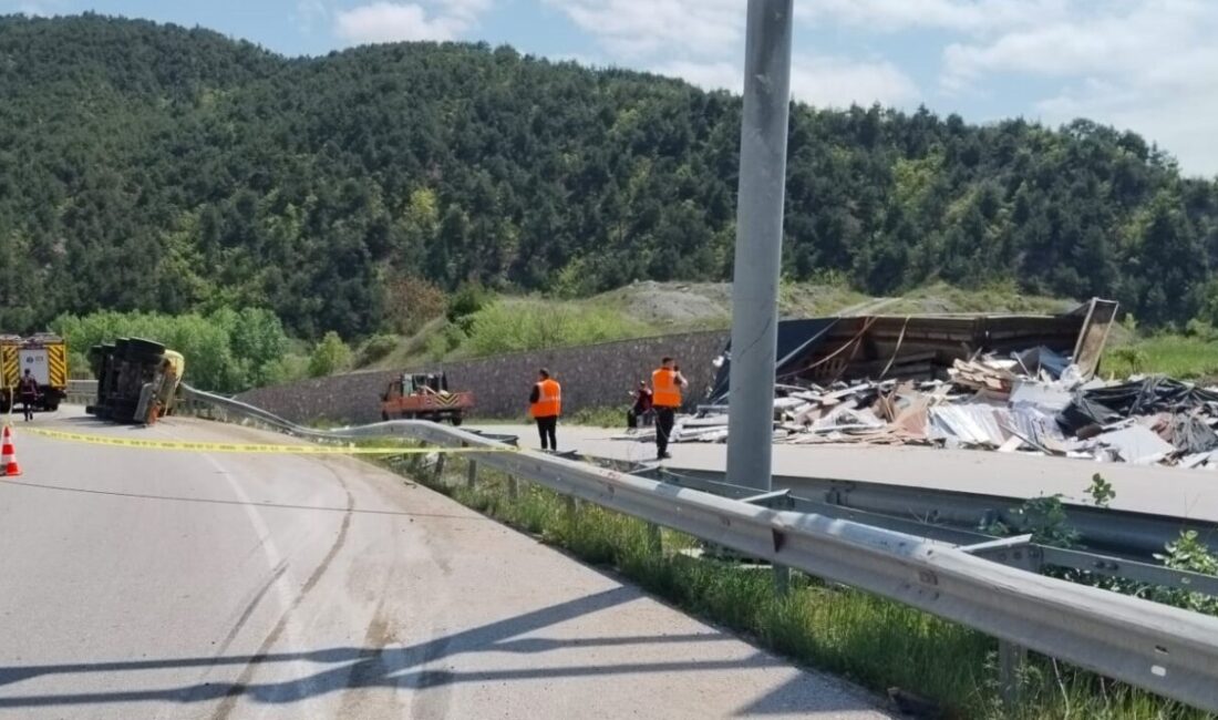 Amasya’da meydana gelen bir kazada, parke taşları yüklü bir tır