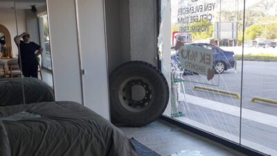 Amasya’da, seyir halindeki bir kamyonun sol arka tekeri birdenbire kopup