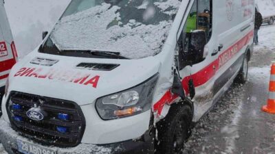 Gümüşhane ilinde meydana gelen trafik kazasında otomobil ile ambulans çarpıştı