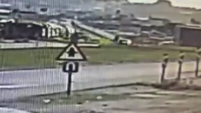 Nizip ilçesinde bir motosiklet sürücüsü, seyir halindeyken aniden sola dönerek