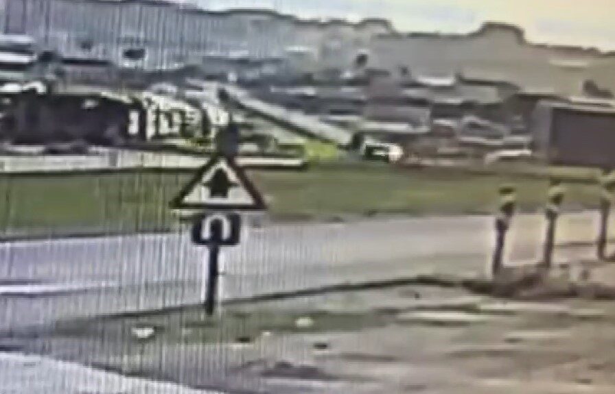 Nizip ilçesinde bir motosiklet sürücüsü, seyir halindeyken aniden sola dönerek