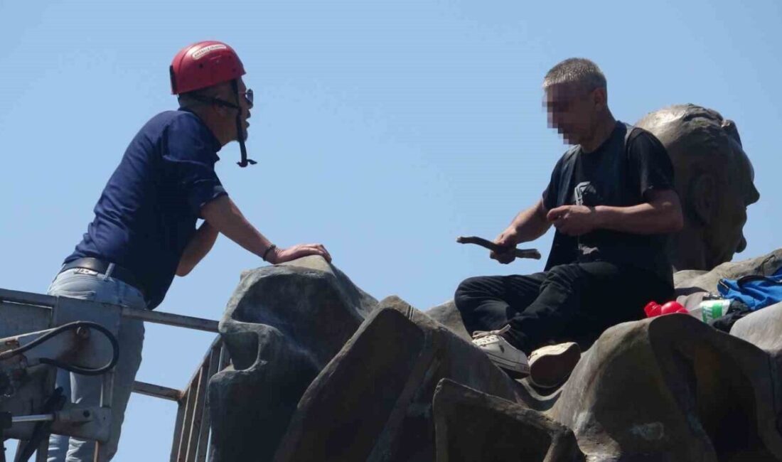 Antalya’da Atatürk heykelinin üzerine benzin bidonu ile çıkan bir kişi,