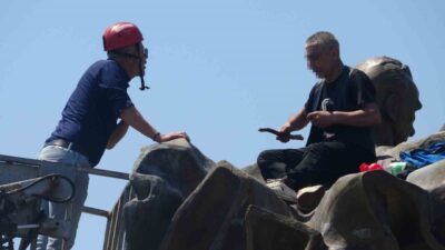 Antalya’da Atatürk heykelinin üzerine benzin bidonu ile çıkan bir kişi,