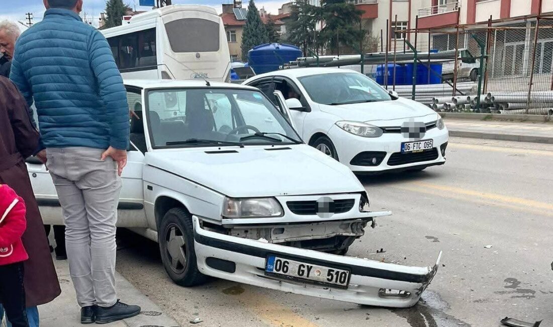 Beypazarı ilçesinde meydana gelen zincirleme trafik kazasında 3 aracın karıştığı